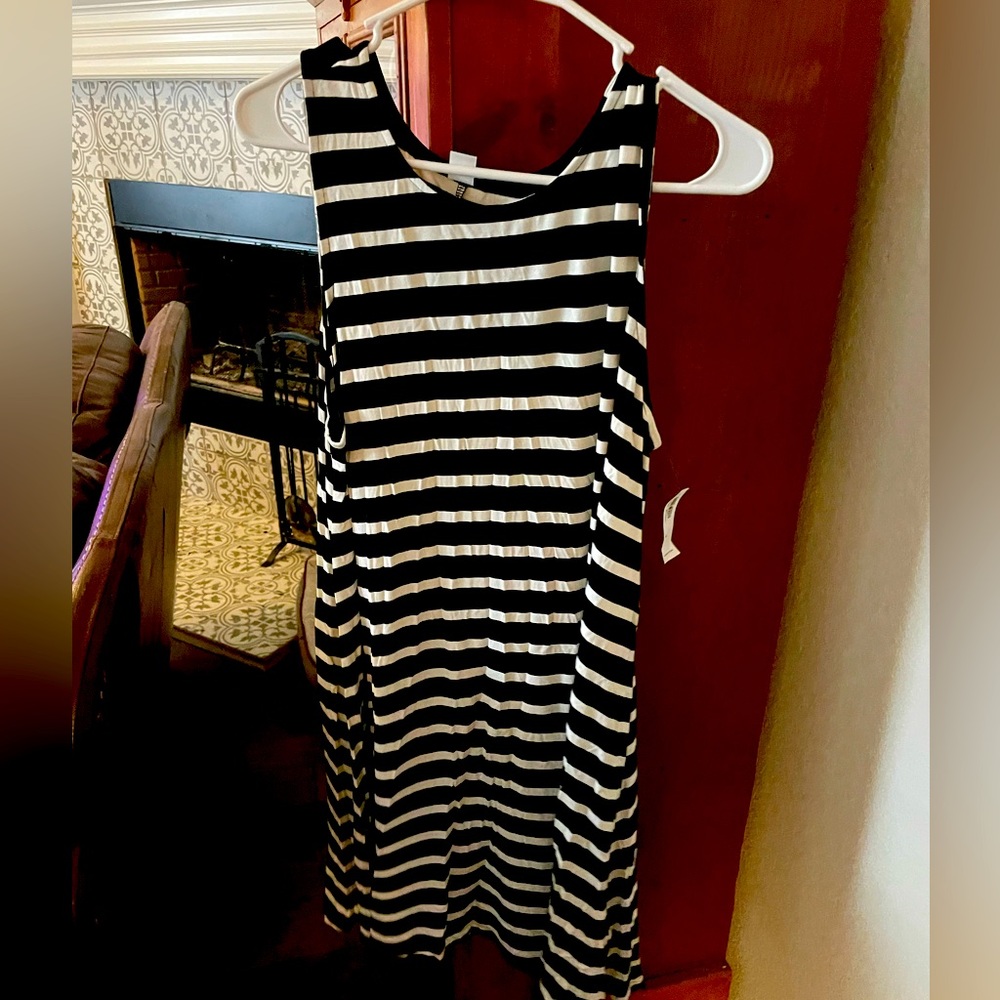 Women’s black and white Tshirt dress